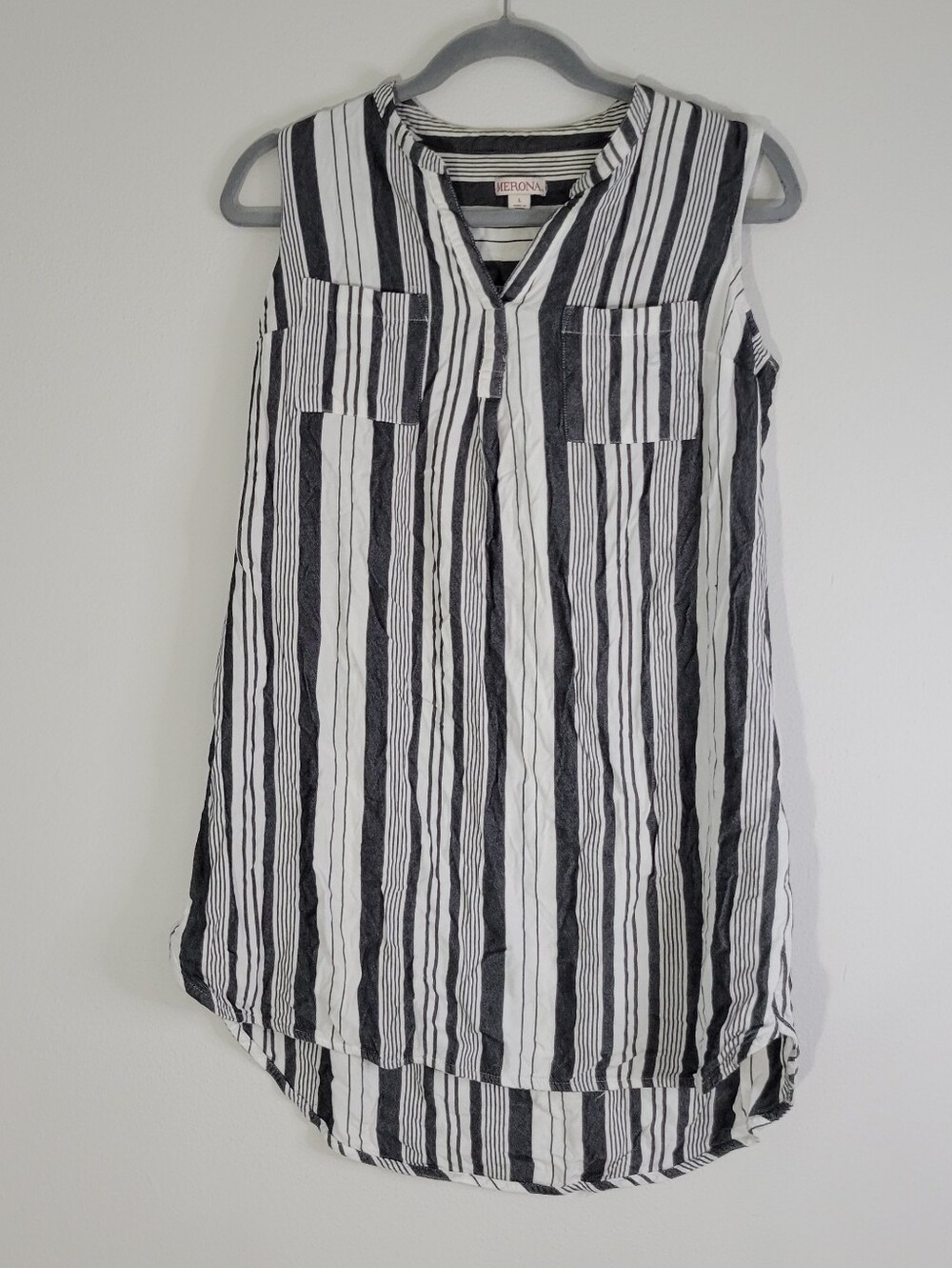 Merona Women Size L Sleeveless Black and White Striped V-Neck Tunic Top